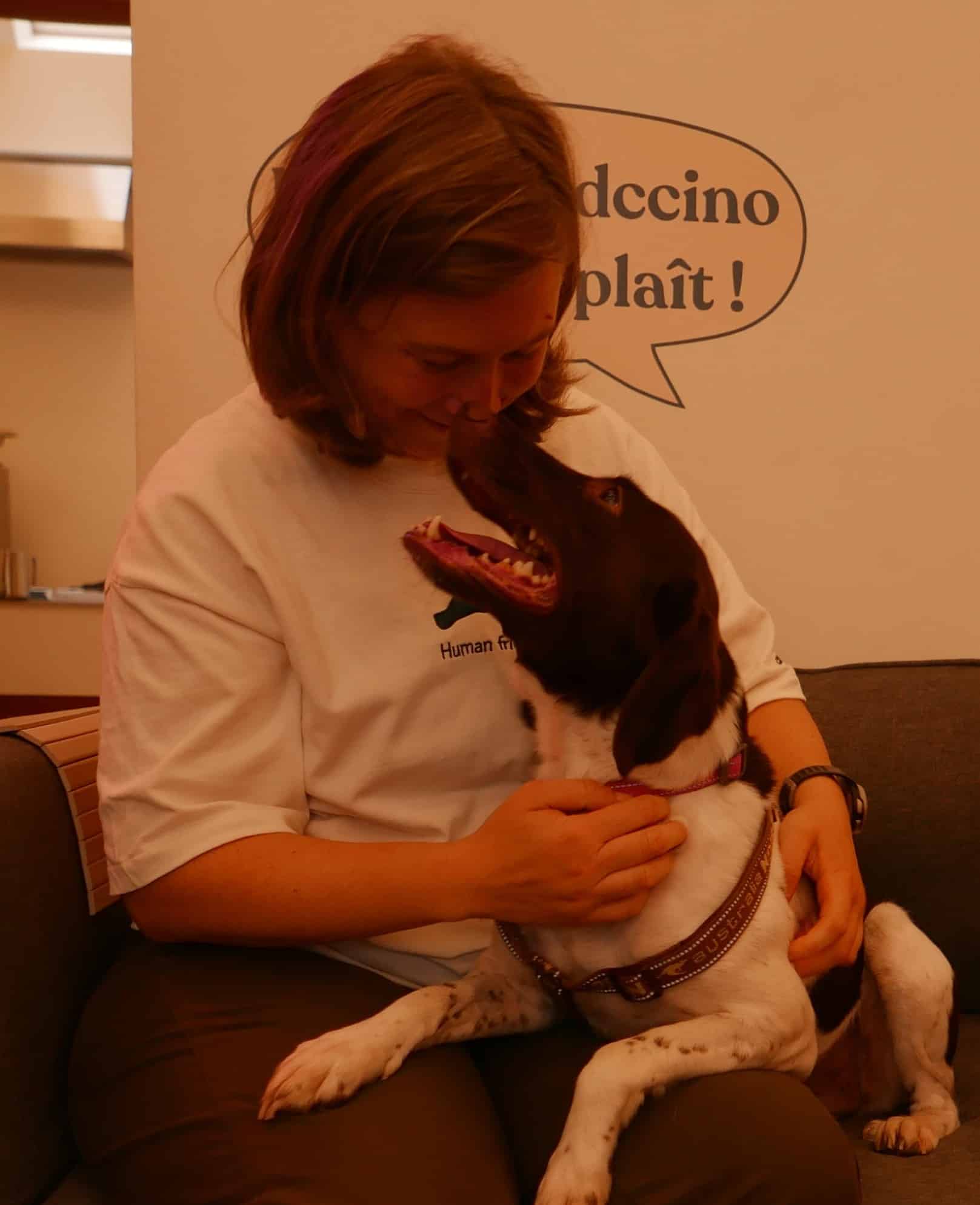 Giulia dans le canapé fait des câlins à un chien