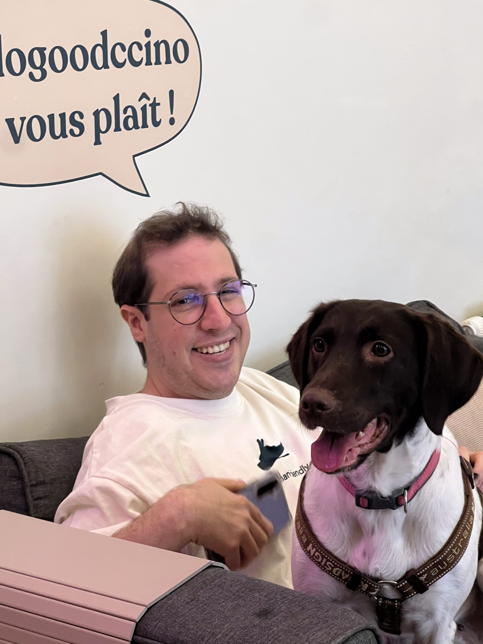 Julien avec un chien de refuge